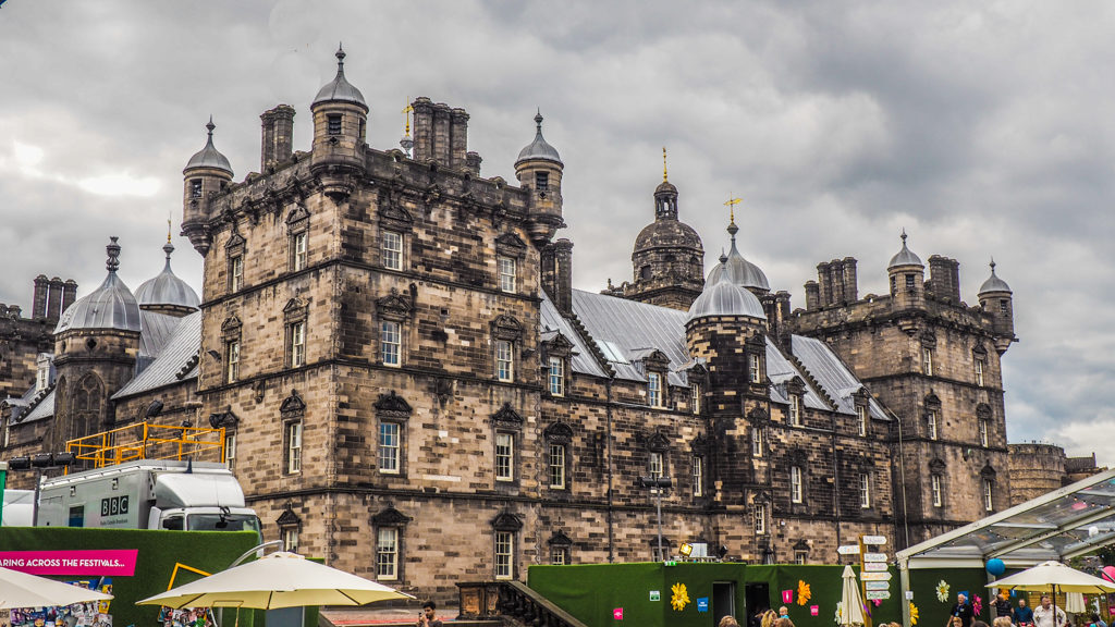 The Ultimate Self-Guided Harry Potter Tour Edinburgh | Harry Potter Walking Tour Edinburgh including Balmoral Hotel, grave of Tom Riddle and The Elephant House | almostginger.com