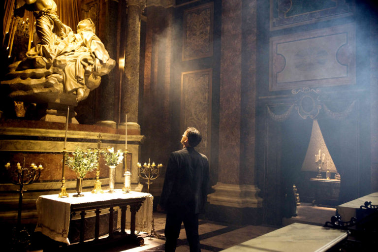 Professor Robert Langdon looking at a church alter in Angels and Demons (2009)