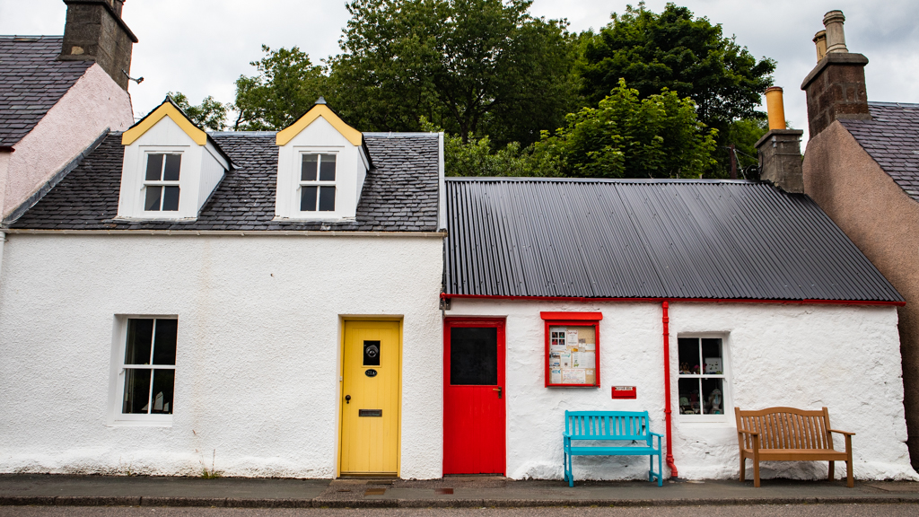 White houses in Plockton, Scotland with yellow and red doors (how to find filming locations)